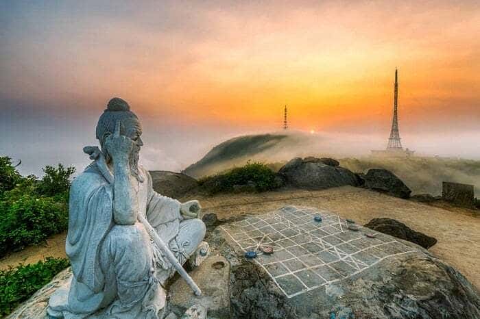 The Confucius statue at Ban Co Peak“Ban Co Peak” means “chessboard mountain”. According to legends, two fairies descended from heaven and came to this place to play Chinese chess together. Getting to Ban Co peak is challenging due to the narrow winding path. However, as you reach the peak, you can enjoy the clean air and stunning view of the mountain and coastal city.
